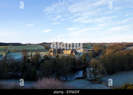 Abbazia Egglestone, Barnard Castle, Teesdale, County Durham Regno Unito. Domenica 8 febbraio 2015. Regno Unito Meteo. Dopo un altro e gelido freddo la notte i primi raggi di un nuovo giorno illumina le rovine della abbazia Egglestone vicino a Barnard Castle. Credito: David Forster/Alamy Live News Foto Stock