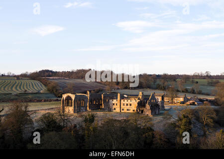 Abbazia Egglestone, Barnard Castle, Teesdale, County Durham Regno Unito. Domenica 8 febbraio 2015. Regno Unito Meteo. Dopo un altro e gelido freddo la notte i primi raggi di un nuovo giorno illumina le rovine della abbazia Egglestone vicino a Barnard Castle. Credito: David Forster/Alamy Live News Foto Stock