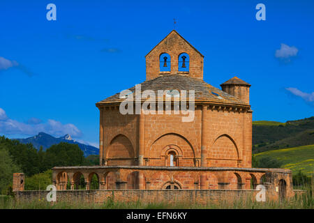 Santa Maria de Eunate, chiesa romanica. Chiesa di Eunate, Cammino di Santiago. Modo di San Giacomo, Muruzabal, in Navarra. Spagna. Foto Stock