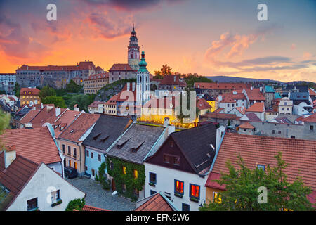 Cesky Kromlov, Repubblica Ceca. Immagine di Cesky Krumlov, situata nella parte meridionale della Repubblica ceca durante il tramonto. Foto Stock