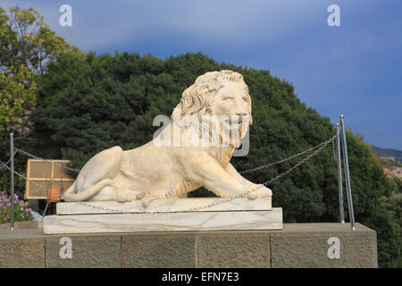 La scultura in marmo di Lion, Vorontsov Palace (1848, Architetto Edward Blore), Alupka, Crimea, Ucraina Foto Stock
