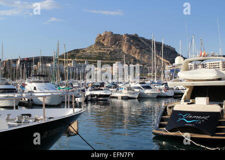 Lussuose imbarcazioni presso il Porto Turistico di Alicante, Spagna, viste sul castello medievale di Santa Bárbara sulla sommità del monte Benacantil Foto Stock