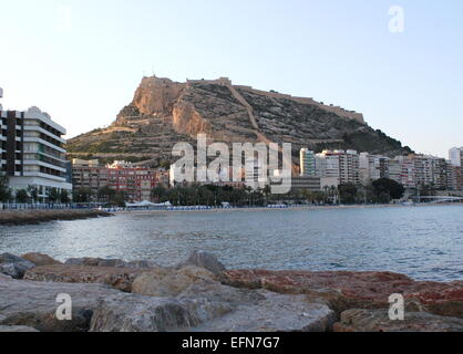 Urban Beach Playa del Postiguet di Alicante in Spagna con Santa Bárbara castello in cima al monte Benacantil in background Foto Stock