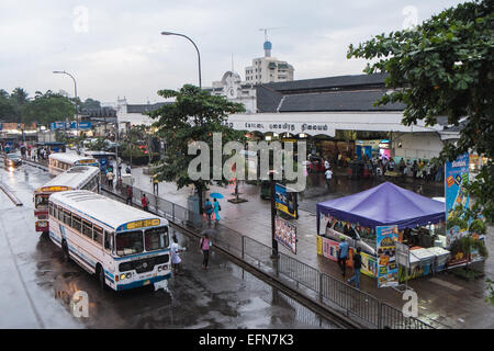 Al calar del sole,crepuscolo,locali Ashok-Leyland vecchio autobus e auto vicino stazione ferroviaria in zona centrale,Colombo Sri Lanka,Asia del Sud,Asia Foto Stock