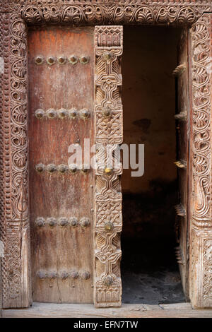 Antiquariato e lavorati a mano porta di legno, Stone Town Zanzibar Foto Stock