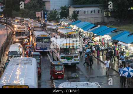 Al calar del sole,crepuscolo,locali Ashok-Leyland vecchio autobus e auto vicino stazione ferroviaria in zona centrale,Colombo Sri Lanka,Asia del Sud,Asia Foto Stock