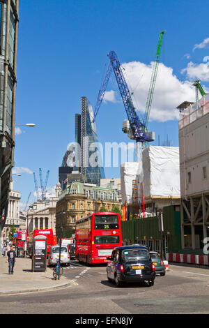 Il traffico su Queen Victoria Street passa Bloomberg luogo sito in costruzione nella città di Londra. Foto Stock