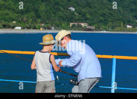 Padre e figlio di pesca, Abkhazia, Georgia Foto Stock