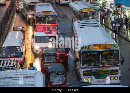 Al calar del sole,crepuscolo,locali Ashok-Leyland vecchio autobus e auto vicino stazione ferroviaria in zona centrale,Colombo Sri Lanka,Asia del Sud,Asia Foto Stock