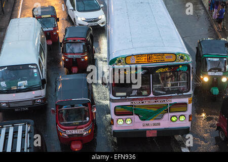 Al calar del sole,crepuscolo,locali Ashok-Leyland vecchio autobus e auto vicino stazione ferroviaria in zona centrale,Colombo Sri Lanka,Asia del Sud,Asia Foto Stock