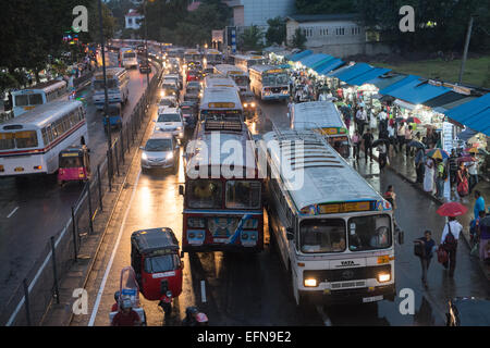 Al calar del sole,crepuscolo,locali Ashok-Leyland vecchio autobus e auto vicino stazione ferroviaria in zona centrale,Colombo Sri Lanka,Asia del Sud,Asia Foto Stock