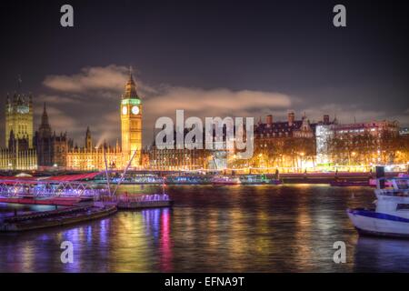 Alta Gamma dinamica di Londra Embankmen, il Big Ben e le Camere del Parlamento. Foto Stock