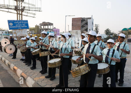 Hyderabad, India. Il giorno 08 Febbraio, 2015. I residenti di partecipare in Happy strade, un evento organizzato dai tempi dell India a collana Road Domenica,8 Febbraio,2015 in Hyderabad, India.Una parte della strada è stata chiusa per veicoli da 6am fino alle 9.30 durante la quale i bambini e gli adulti hanno preso parte a varie attività divertenti come a piedi,ACCESO,l'ascolto di musica,ballare,ciclismo ecc.L'evento si terrà tutte le domeniche inizio nel febbraio 8,2015 Credito: Sanjay Borra/Alamy Live News Foto Stock