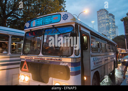 Al calar del sole,crepuscolo,locali Ashok-Leyland vecchio autobus e auto vicino stazione ferroviaria in zona centrale,Colombo Sri Lanka,Asia del Sud,Asia Foto Stock