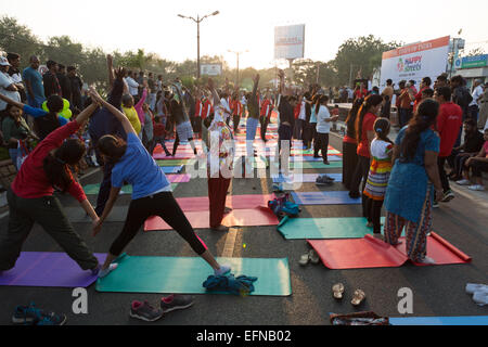 Hyderabad, India. Il giorno 08 Febbraio, 2015. I residenti di partecipare in Happy strade, un evento organizzato dai tempi dell India a collana Road Domenica,8 Febbraio,2015 in Hyderabad, India.Una parte della strada è stata chiusa per veicoli da 6am fino alle 9.30 durante la quale i bambini e gli adulti hanno preso parte a varie attività divertenti come a piedi,ACCESO,l'ascolto di musica,ballare,ciclismo ecc.L'evento si terrà tutte le domeniche inizio nel febbraio 8,2015 Credito: Sanjay Borra/Alamy Live News Foto Stock