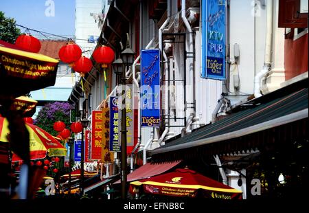 Singapore: negozi, pub, ristoranti e rosso lanterne cinesi Pagoda linea Street a Chinatown Foto Stock