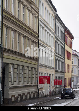 Rosso banner in plastica attaccata alla facciata della casa, avvertimento contro il tetto di valanghe in un inverno nevoso, Grunerlokka, Oslo Norvegia Foto Stock