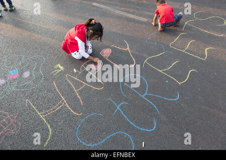 Hyderabad, India. Il giorno 08 Febbraio, 2015. I residenti di partecipare in Happy strade, un evento organizzato dai tempi dell India a collana Road Domenica,8 Febbraio,2015 in Hyderabad, India.Una parte della strada è stata chiusa per veicoli da 6am fino alle 9.30 durante la quale i bambini e gli adulti hanno preso parte a varie attività divertenti come a piedi,ACCESO,l'ascolto di musica,ballare,ciclismo ecc.L'evento si terrà tutte le domeniche inizio nel febbraio 8,2015 Credito: Sanjay Borra/Alamy Live News Foto Stock