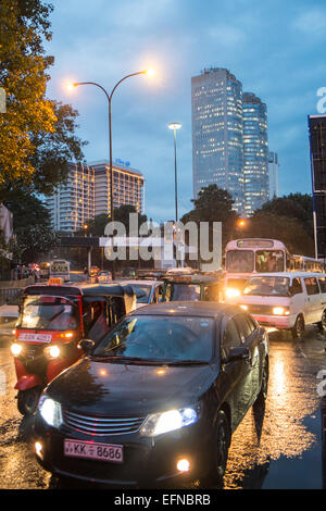 Al calar del sole,crepuscolo,locali Ashok-Leyland vecchio autobus e auto vicino stazione ferroviaria in zona centrale,Colombo Sri Lanka,Asia del Sud,Asia Foto Stock