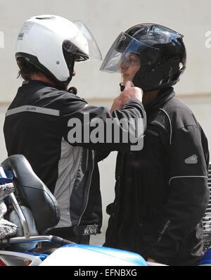 Fearne Cotton lasciando la BBC Radio 1 studios su una motocicletta BMW dotate di: Fearne Cotton dove: Londra, Regno Unito quando: 06 Ago 2014 Foto Stock