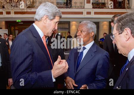Il Segretario di Stato americano John Kerry chat con ex Segretario Generale delle Nazioni Unite Kofi Annan sul margine della in occasione della conferenza di Monaco sulla sicurezza Febbraio 7, 2015 a Monaco di Baviera, Germania. Foto Stock
