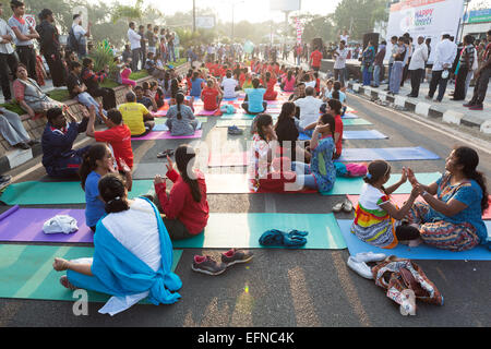 Hyderabad, India, 08 febbraio, 2015. I residenti di partecipare in Happy strade, un evento organizzato dai tempi dell India a collana Road, domenica 8 febbraio, 2015 a Hyderabad, in India.Una parte della strada è stata chiusa per veicoli da 6am fino alle 9.30 durante la quale i bambini e gli adulti hanno partecipato in vari divertenti attività come camminare, correre, ascolto di musica, balli, ciclismo ecc.L'evento si terrà tutte le domeniche inizio nel febbraio 8, 2015 Credit: Sanjay Borra/Alamy Live News Foto Stock