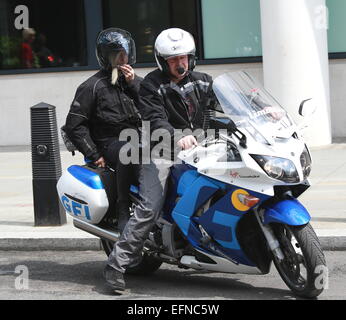 Fearne Cotton lasciando la BBC Radio 1 studios su una motocicletta BMW dotate di: Fearne Cotton dove: Londra, Regno Unito quando: 06 Ago 2014 Foto Stock