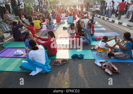 Hyderabad, India, 08 febbraio, 2015. I residenti di partecipare in Happy strade, un evento organizzato dai tempi dell India a collana Road, domenica 8 febbraio, 2015 a Hyderabad, in India.Una parte della strada è stata chiusa per veicoli da 6am fino alle 9.30 durante la quale i bambini e gli adulti hanno partecipato in vari divertenti attività come camminare, correre, ascolto di musica, balli, ciclismo ecc.L'evento si terrà tutte le domeniche inizio nel febbraio 8, 2015 Credit: Sanjay Borra/Alamy Live News Foto Stock