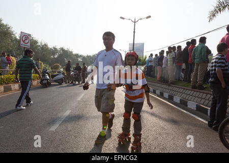 Hyderabad, India, 08 febbraio, 2015. I residenti di partecipare in Happy strade, un evento organizzato dai tempi dell India a collana Road, domenica 8 febbraio, 2015 a Hyderabad, in India.Una parte della strada è stata chiusa per veicoli da 6am fino alle 9.30 durante la quale i bambini e gli adulti hanno partecipato in vari divertenti attività come camminare, correre, ascolto di musica, balli, ciclismo ecc.L'evento si terrà tutte le domeniche inizio nel febbraio 8, 2015 Credit: Sanjay Borra/Alamy Live News Foto Stock