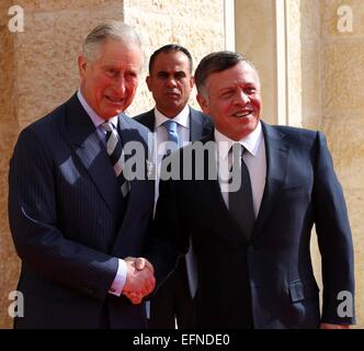 Amman, Royal Palace in Amman. 8 febbraio, 2015. Il re in Giordania Abdullah II (R) saluta la Gran Bretagna è il principe Carlo (L), al momento del suo arrivo al Palazzo Reale di Amman in Giordania il 8 febbraio 2015. Credito: Mohammad Abu Ghosh/Xinhua/Alamy Live News Foto Stock