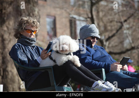 Il London Borough of Richmond upon Thames a sud-ovest di Londra, Inghilterra, Regno Unito 8 Feb, 2015. Le persone siedono lungo il Tamigi pathway godendo il sole inverno meteo come le temperature raggiungono i 10 gradi in Richmond, esterna, Londra UK Credit: Jeff Gilbert/Alamy Live News Foto Stock