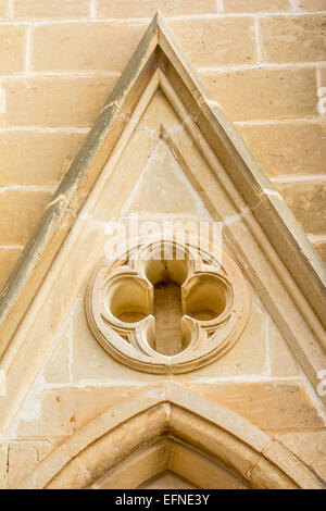 Dettagli architettonici della chiesa di Lourdes, Gozo, Malta, un neo-monumento gotico costruito nel 1888 sul villaggio costiero di Mgarr sul Foto Stock