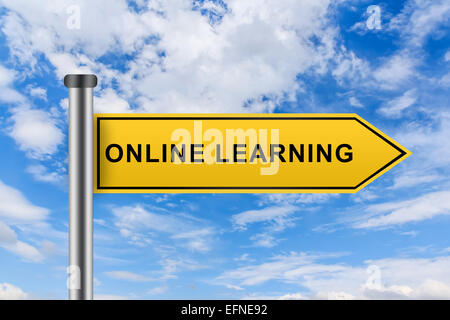 L apprendimento on line parole su giallo cartello stradale sul cielo blu Foto Stock