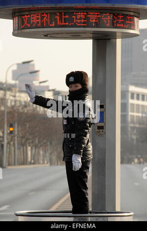 Signora funzionario di polizia dirigere il traffico in Cina Dalion Foto Stock