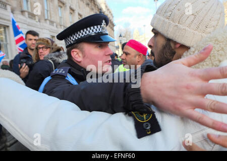 Whitehall, Londra, Regno Unito. 8 febbraio 2015. Un grande segno di protesta per difendere il Profeta Maometto di fronte a Downing Street, con un contatore piccoli protesta da parte di Gran Bretagna prima. Credito: Matteo Chattle/Alamy Live News Foto Stock