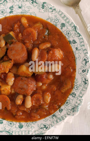 Toscana zuppa di fagioli fatta con fagioli cannellini la zucchina e salsiccia italiana Foto Stock