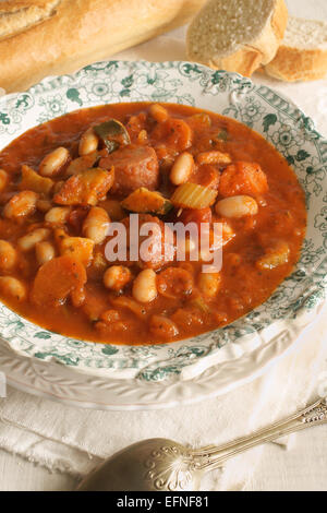 Toscana zuppa di fagioli fatta con fagioli cannellini la zucchina e salsiccia italiana Foto Stock