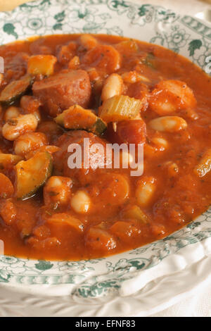 Toscana zuppa di fagioli fatta con fagioli cannellini la zucchina e salsiccia italiana Foto Stock