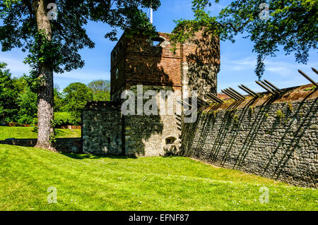 The Gatehouse e due pareti contigue sul seaward lato del castello Upnor embedded con lunghe punte aguzze impostato in tranquilli giardini Foto Stock