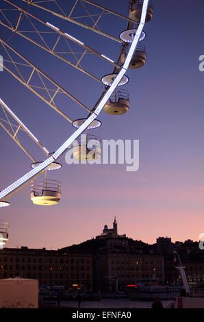 Marsiglia o Marsiglia Skyline con silhouette di Notre-Dame-de-la-Garde Chiesa o Basilica & ruota panoramica Ferris di notte Vieux Port Marseille Provence Foto Stock