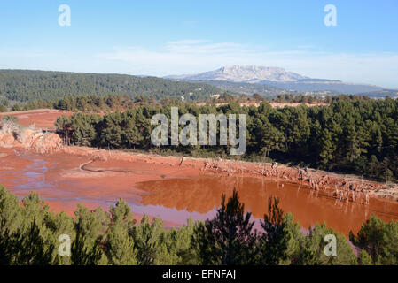 La bauxite residuo Area di storage da alluminio o alluminio Altéo in fabbrica a Gardanne con Saint-victoire in background Provence Francia Foto Stock