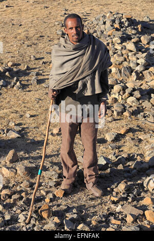 Uomo locale, Vista delle highlands vicino Dilbe, Amhara Region, Etiopia Foto Stock