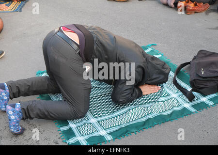 Whitehall, Londra, Regno Unito. 8 febbraio 2015. Un grande segno di protesta per difendere il Profeta Maometto di fronte a Downing Street, con un contatore di piccola protesta da parte di Gran Bretagna prima. Credito: Matteo Chattle/Alamy Live News Foto Stock