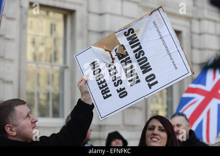 Whitehall, Londra, Regno Unito. 8 febbraio 2015. La Gran Bretagna prima manifestanti masterizzare un Islam banner. Un grande segno di protesta per difendere il Profeta Maometto di fronte a Downing Street, con un contatore piccoli protesta da parte di Gran Bretagna prima. Credito: Matteo Chattle/Alamy Live News Foto Stock