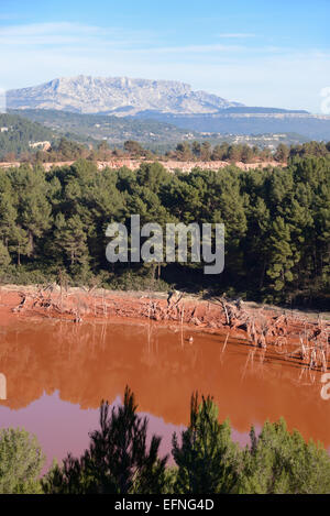 La bauxite residuo Area di storage da alluminio o alluminio Altéo in fabbrica a Gardanne con Saint-victoire in background Provence Francia Foto Stock