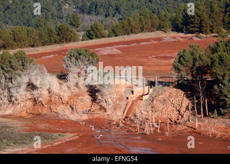 La bauxite residuo Area di storage dalla fabbrica di alluminio Altéo a Gardanne rogna sarcoptica Garri BOUC-BEL-AIR Provence Francia Foto Stock