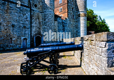 Cannoni puntando sul fiume Medway situato su un bastione triangolare dirige anche un edificio che ospitava i quarti viventi Foto Stock