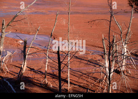 La bauxite residuo Area di storage dalla fabbrica di alluminio Altéo a Gardanne rogna sarcoptica Garri BOUC-BEL-AIR Provence Francia Foto Stock