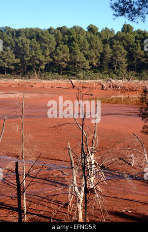 La bauxite residuo Area di storage dalla fabbrica di alluminio Altéo a Gardanne rogna sarcoptica Garri BOUC-BEL-AIR Provence Francia Foto Stock