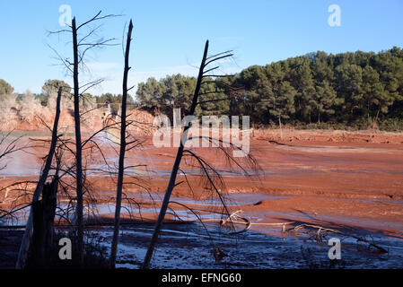 La bauxite residuo Area di storage dalla fabbrica di alluminio Altéo a Gardanne rogna sarcoptica Garri BOUC-BEL-AIR Provence Francia Foto Stock